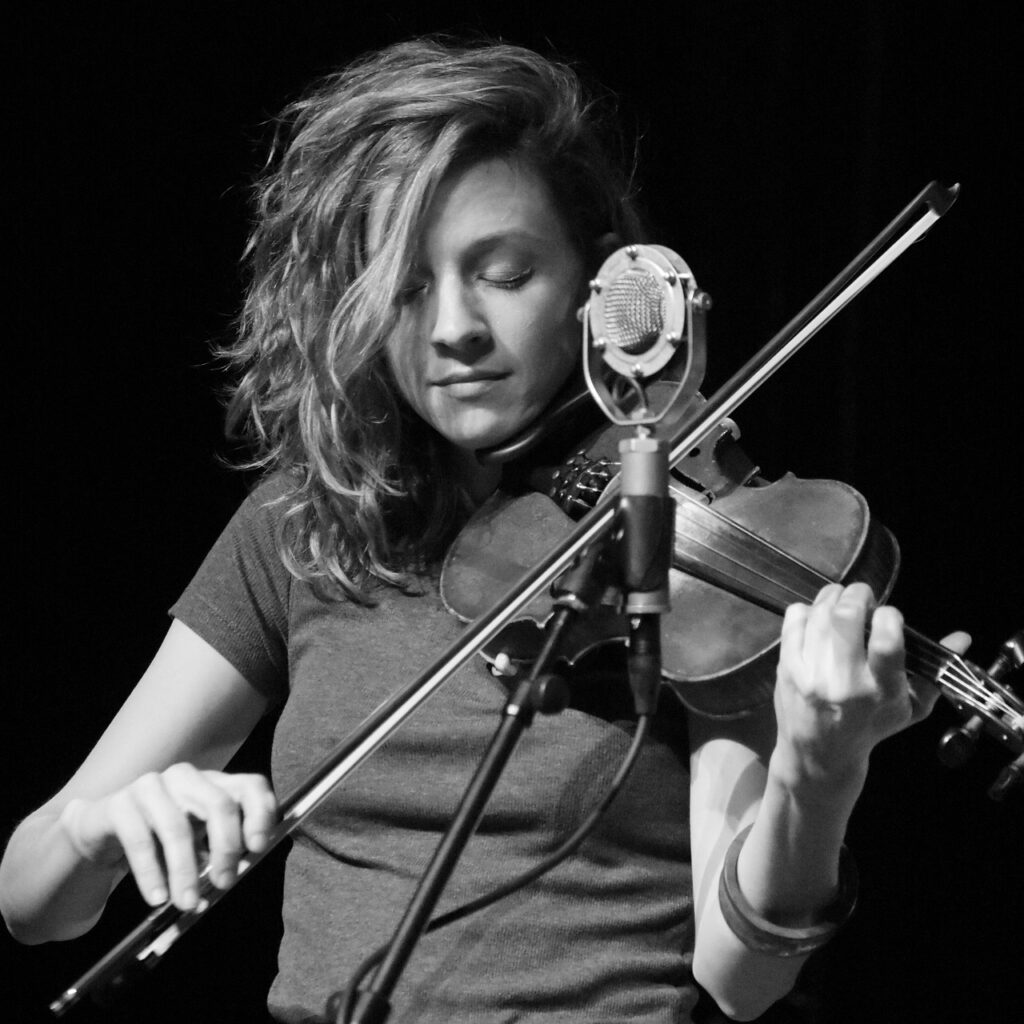 singer-violin-music-2389876 singer, violin, music-2389876.jpg